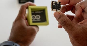 Arduino团队与Bosch为其最小的AI传感器板