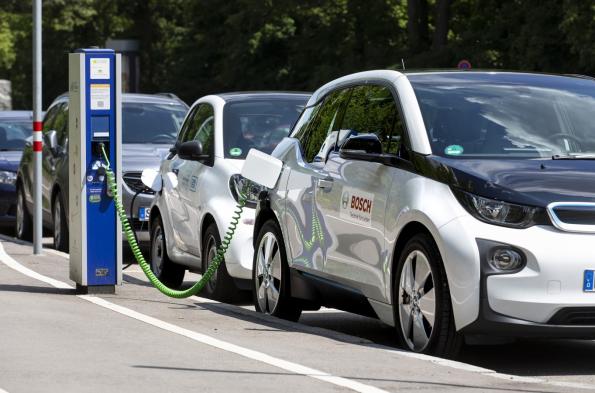 There are over 27,000 electric vehicle charging points in Germany with 288 different tariffs. Several companies are looking at ways to address the fragmentation.