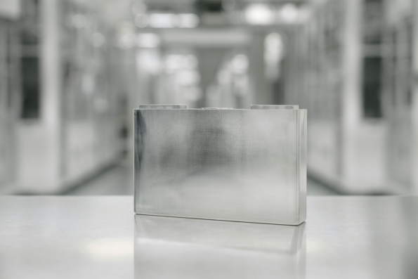 NorthVolt在瑞典超级工厂组装第一个锂离子电池